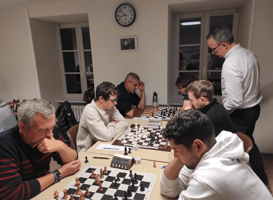 Joueurs de Colmar Échecs réunis pour une soirée au club